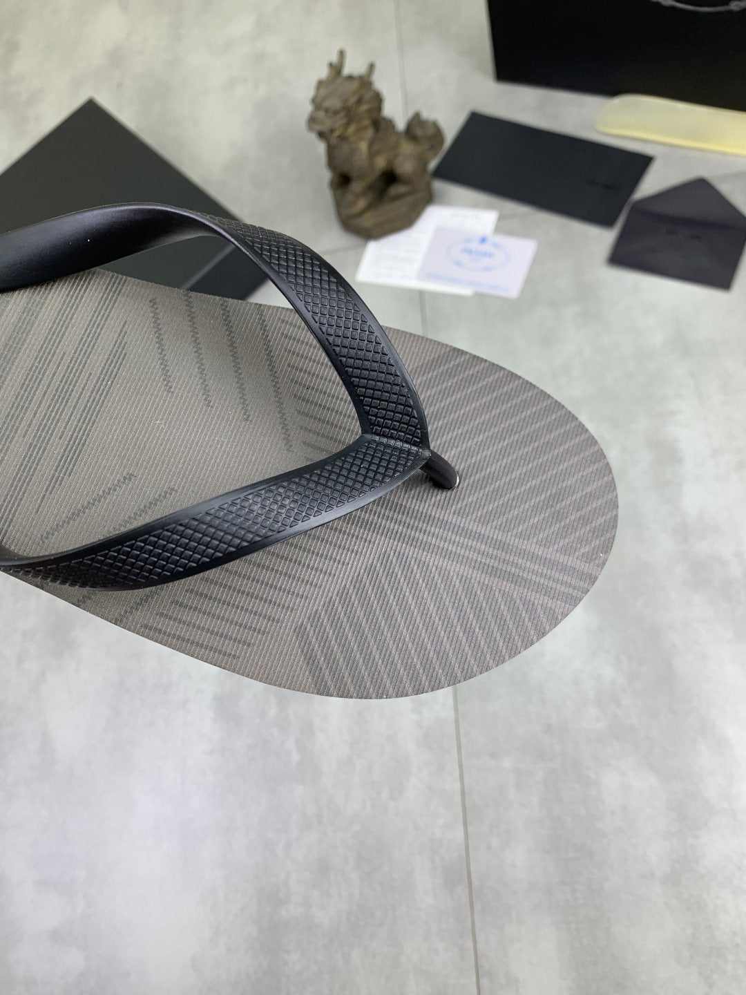 微商相册测试鞋子-Prada Gray and Black Flip-Flops — detail